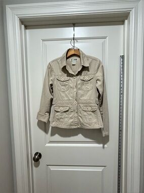 AC-3998 brand women’s jr size M Beige Jacket. LIKE NEW. Buckles. 4 pockets